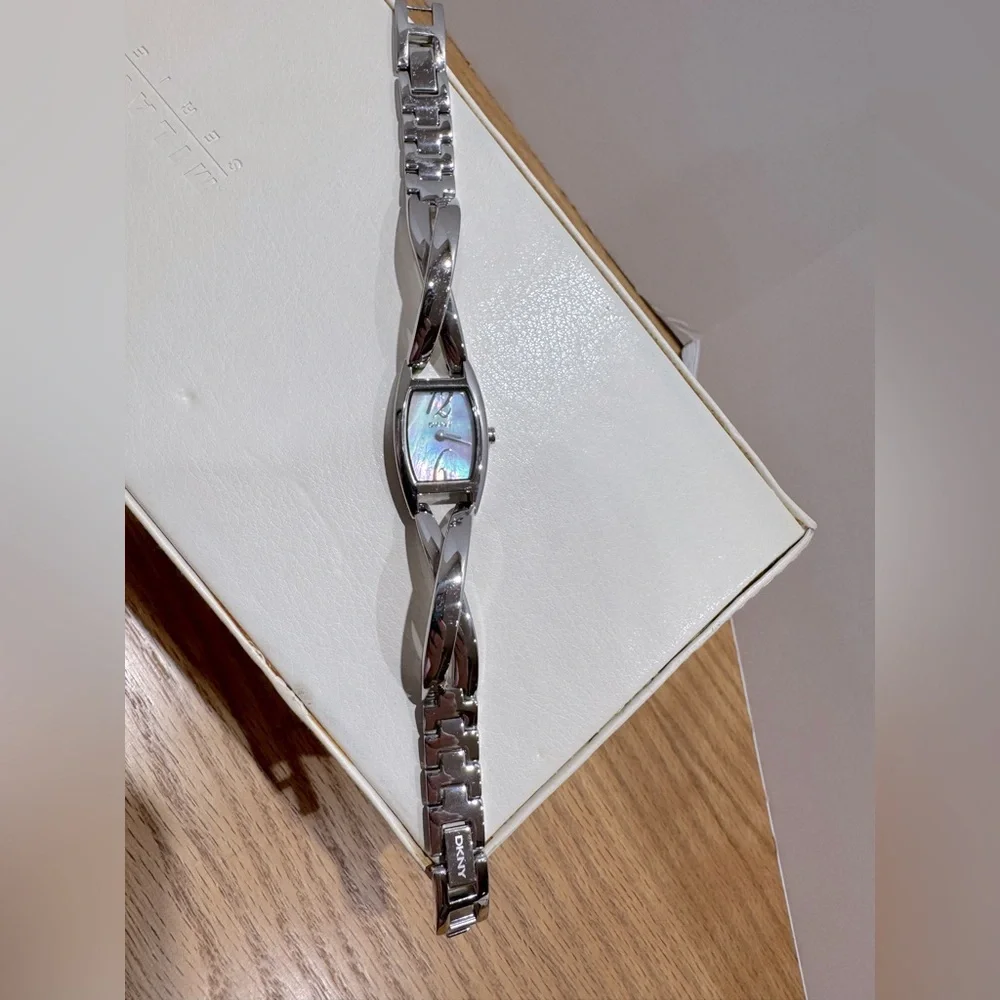 Vintage Fossil Silver Women's Watch with hologram type watch face